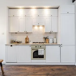 https://chmielna-studio-zlote-tarasy-central-location.warsawhotelspoland.com